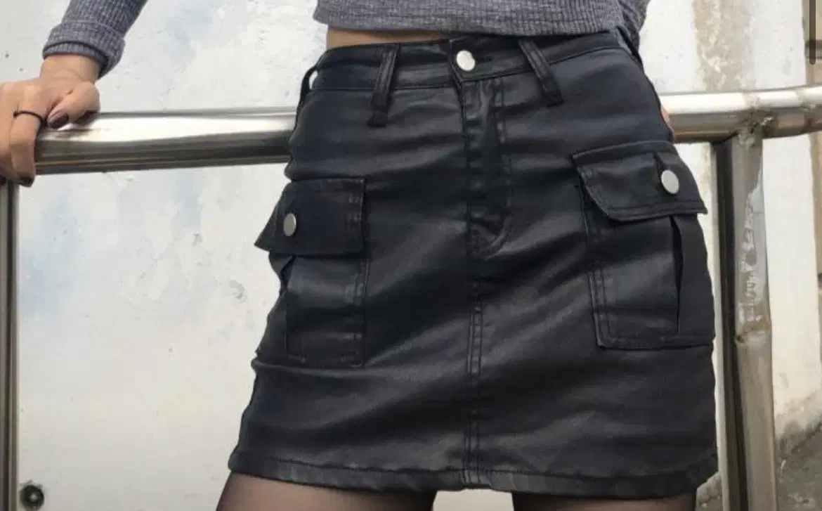 Leather skirt with add-on pockets S