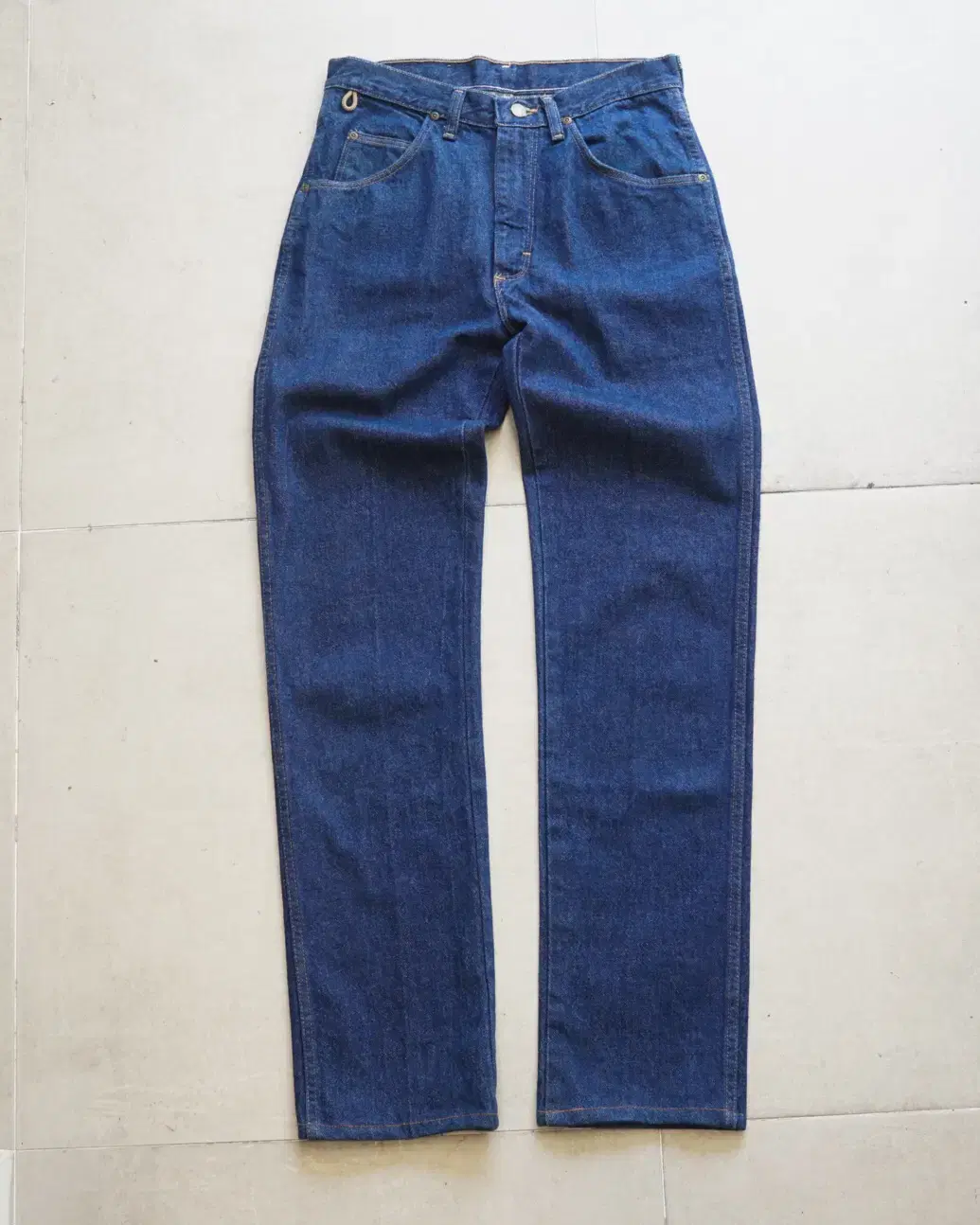 8-90s Wrangler-made rugged jeans from the US