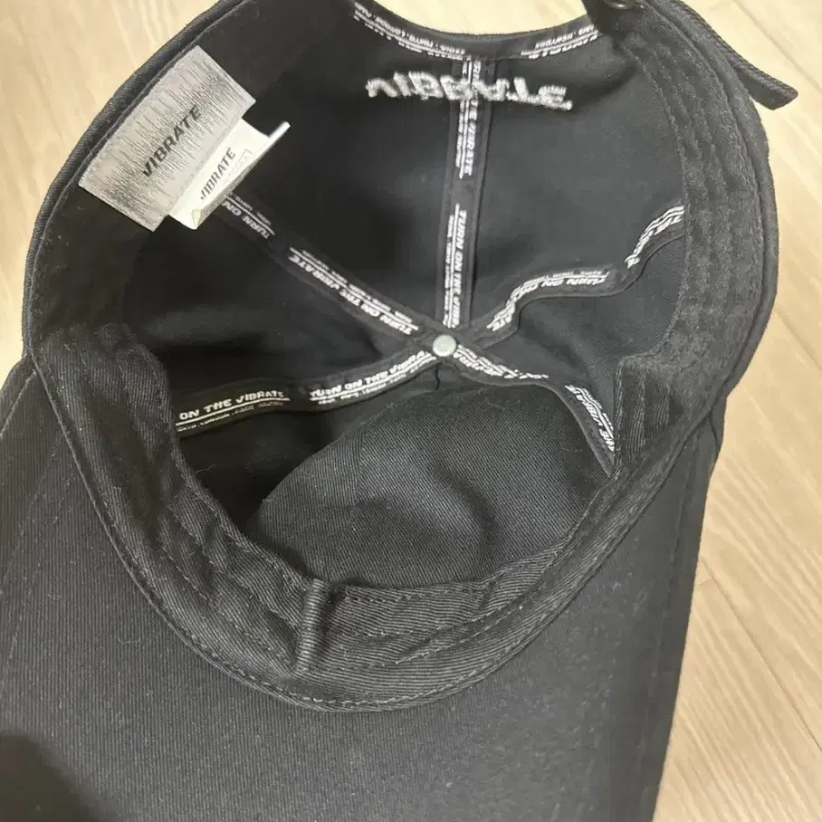 바이브레이트 CLASSIC HAND SIGN BALL CAP