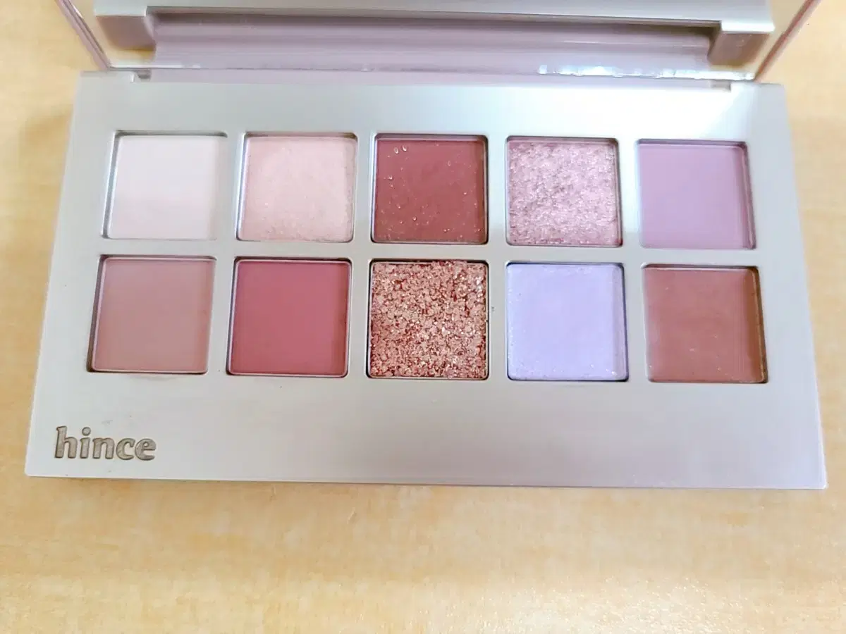 Hince new sells the Depth Eyeshadow Palette 02 Off Balance