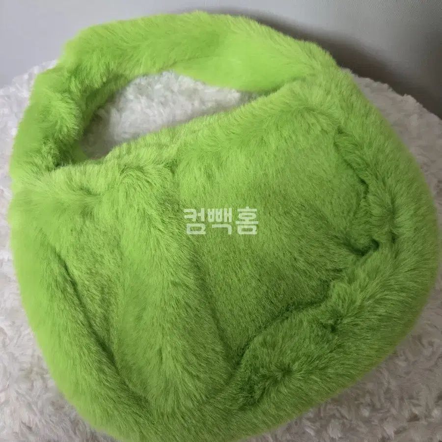 KEETY RABBIT fur mini bag [neon green]