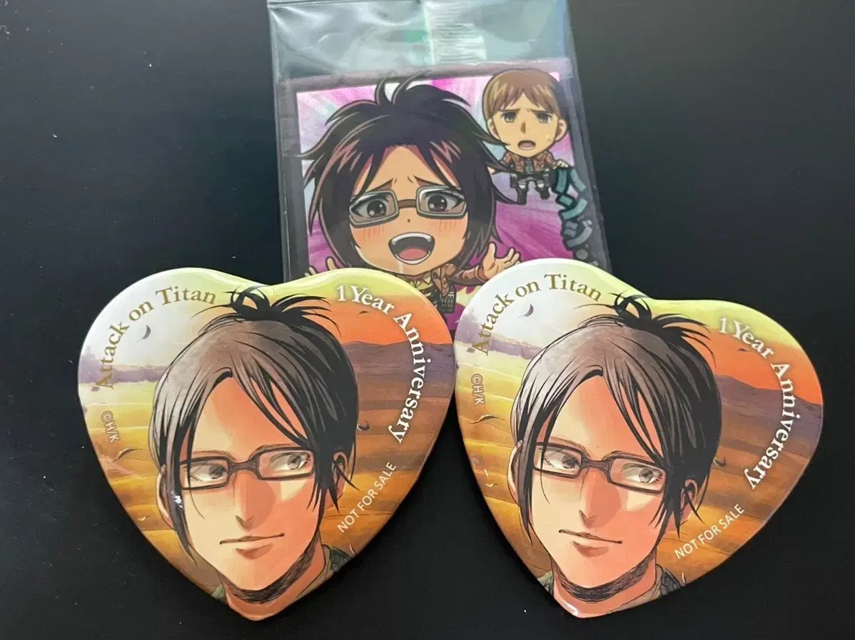 Attack on Titan pre-order benefit Hanji Canbadge + Wehas Attack on Titan