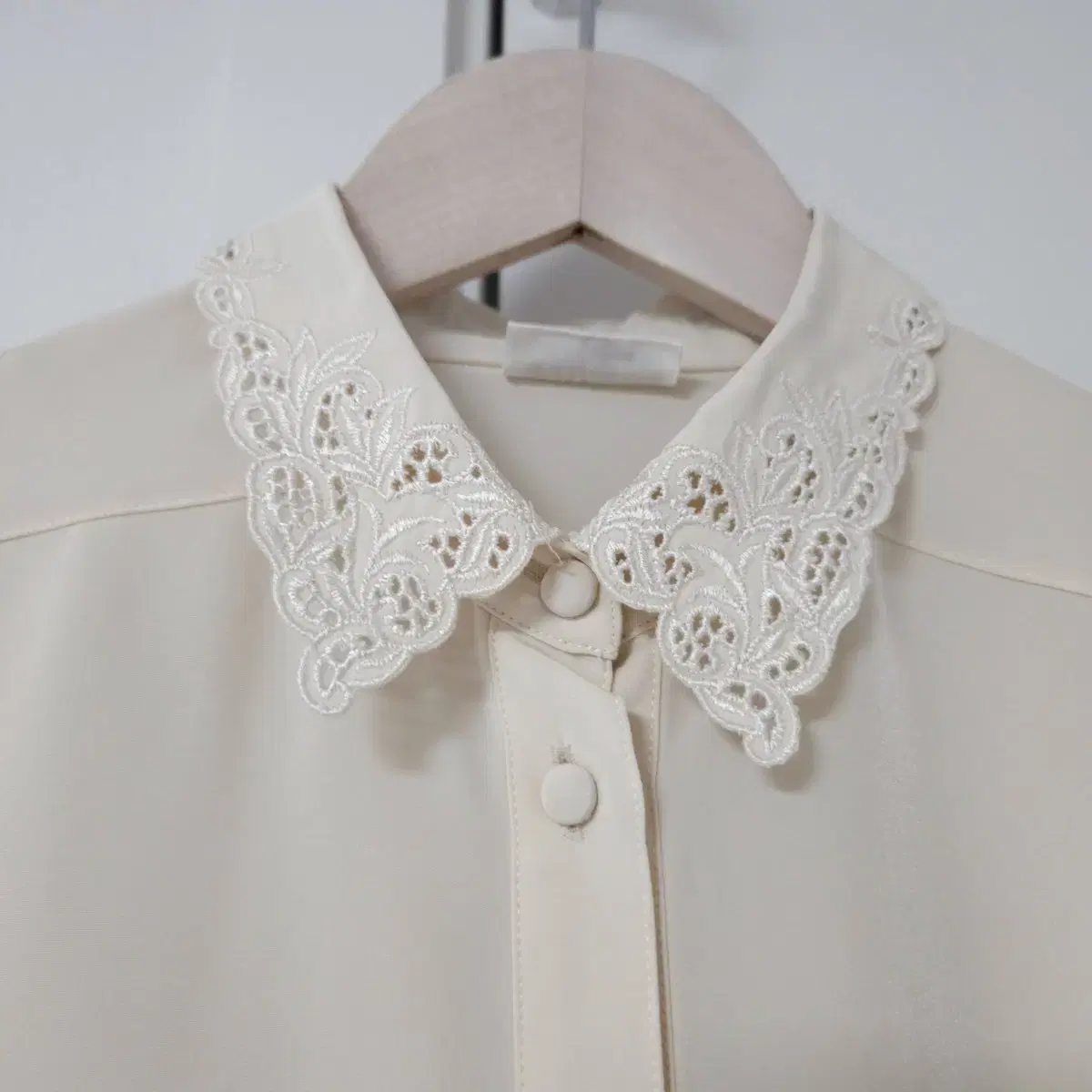 Lace embroidery kara blouse