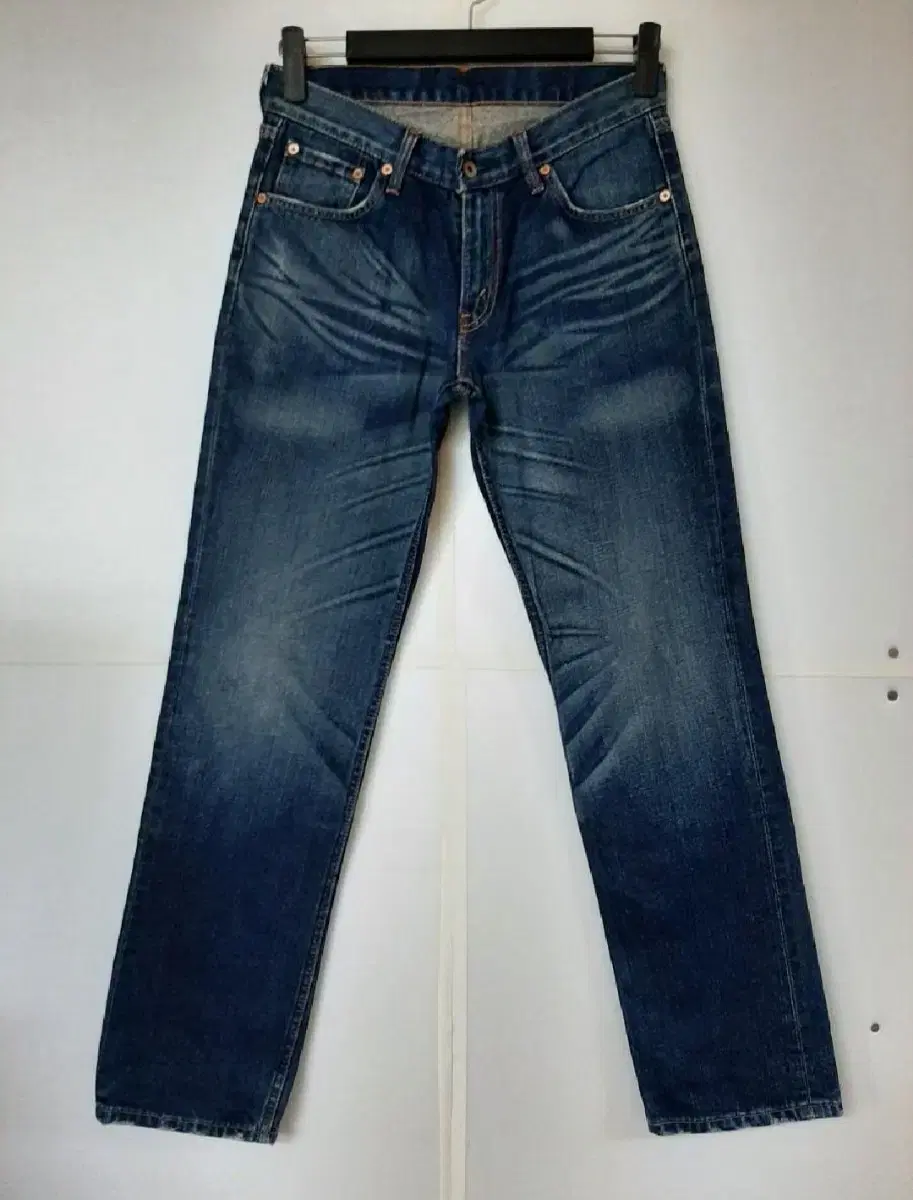 31) Levi's Denim Raw Edge Wash Overseas Dated Jeans