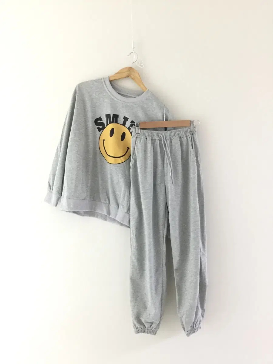 (New) Gray Smile Home Wear Training Set