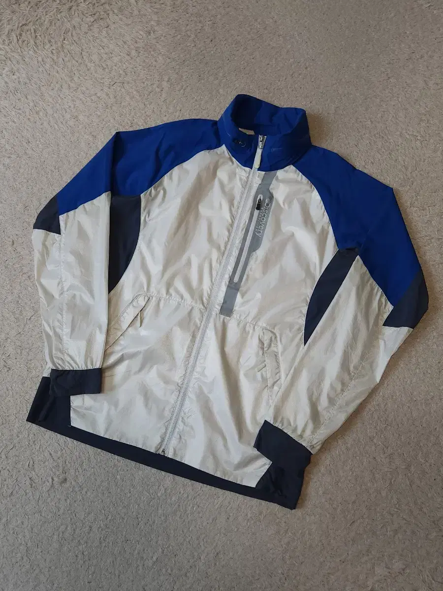 L Discovery Lightweight Windbreaker