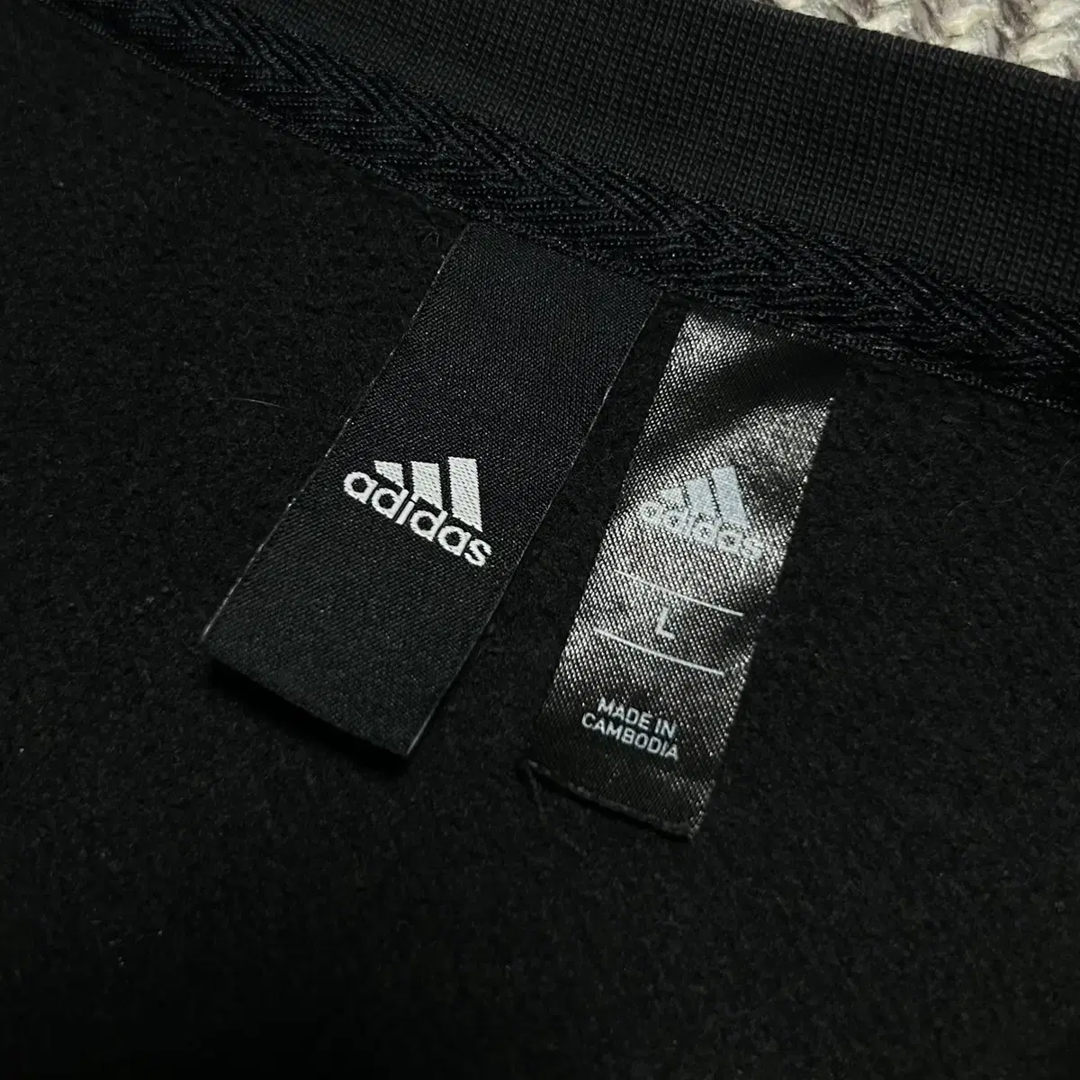 [ L ] adidas 아디다스 에센셜 3st 블랙 라운드 맨투맨