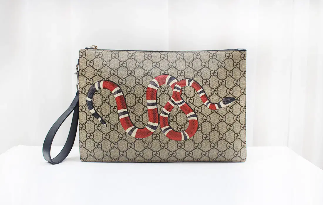 [Pre-Owned] Gucci GG Supreme Snake Clutch