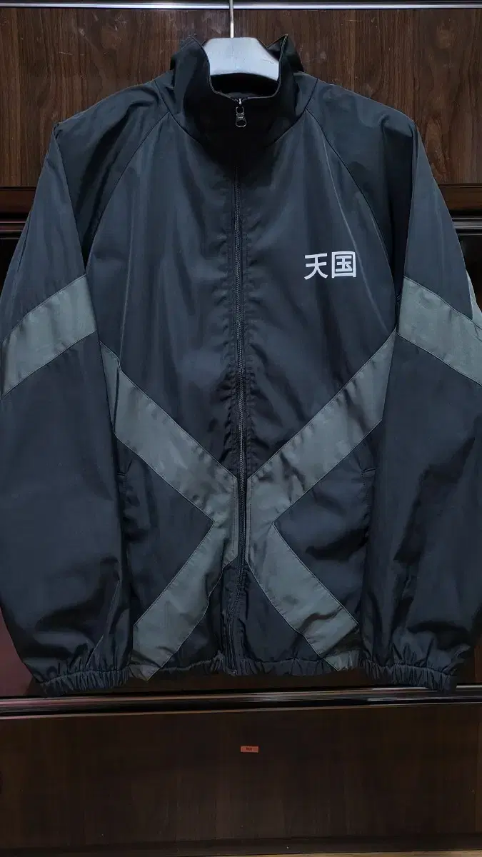 L Wakomaria Manji Track Jacket