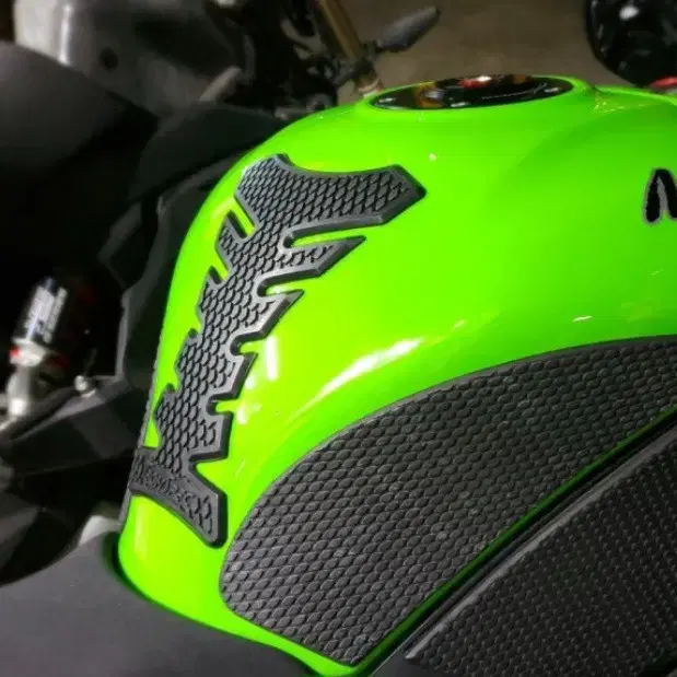 11-23 가와사키 ZX-10R 테크스펙 그립패드