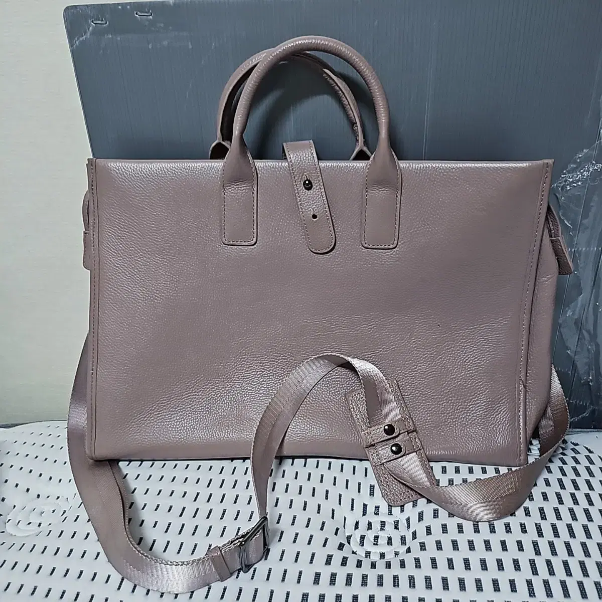 Delastella cowhide leather dey bag briefcase briefcase dey bag almost new