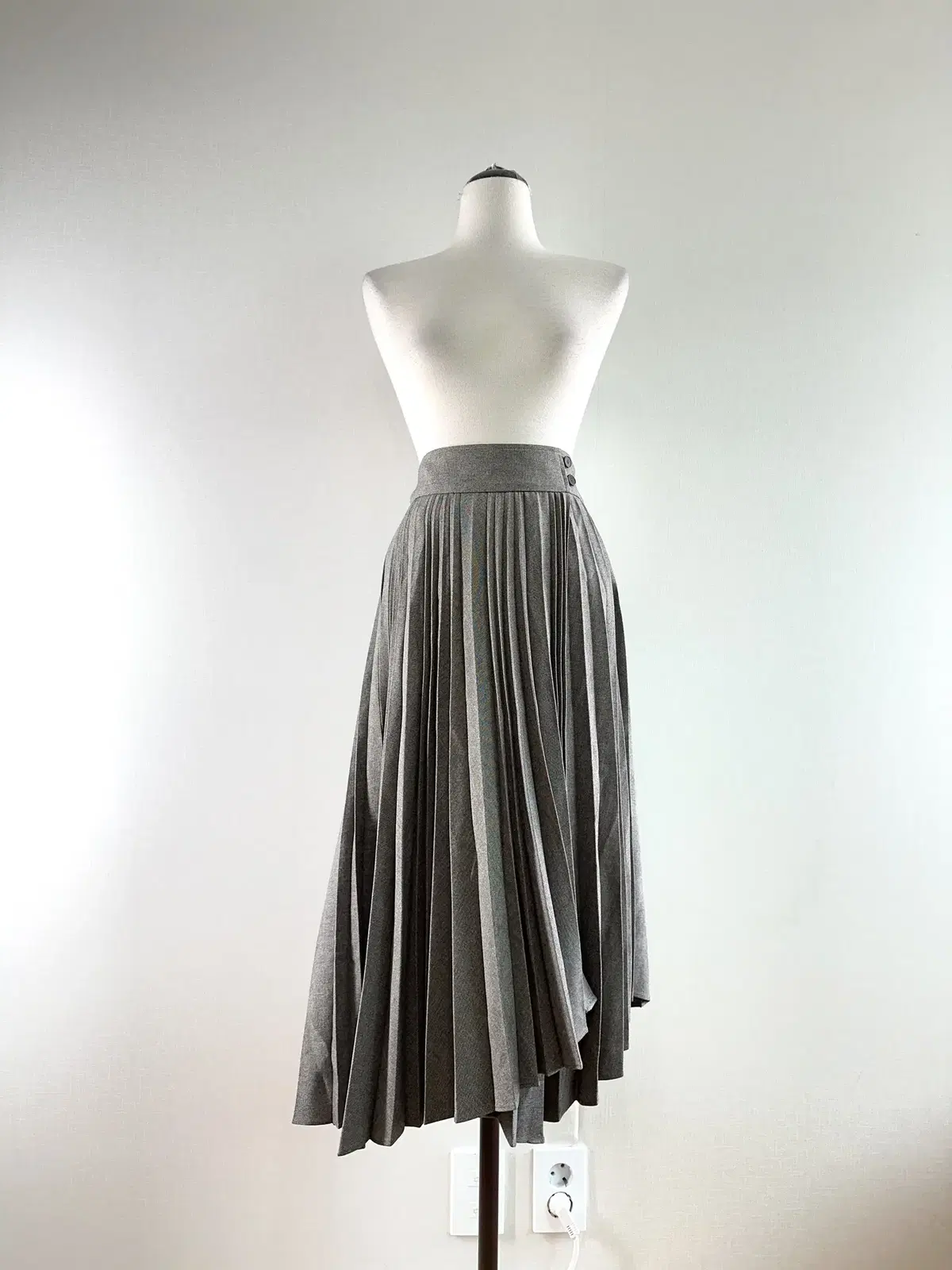 Kenneth Lay's Balance Pleated Skirt EWSKKJ4000. e