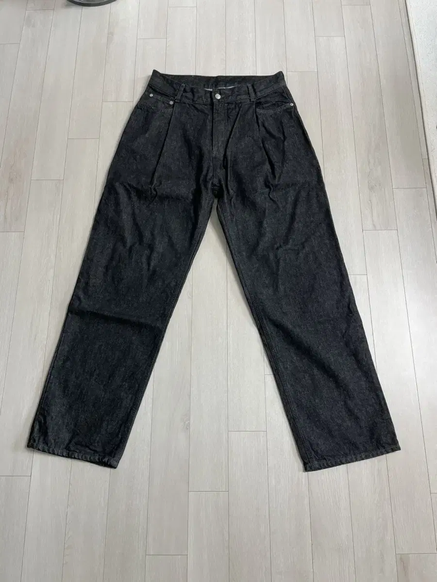 LanguageFaded One Tuck Wide Denim Black L