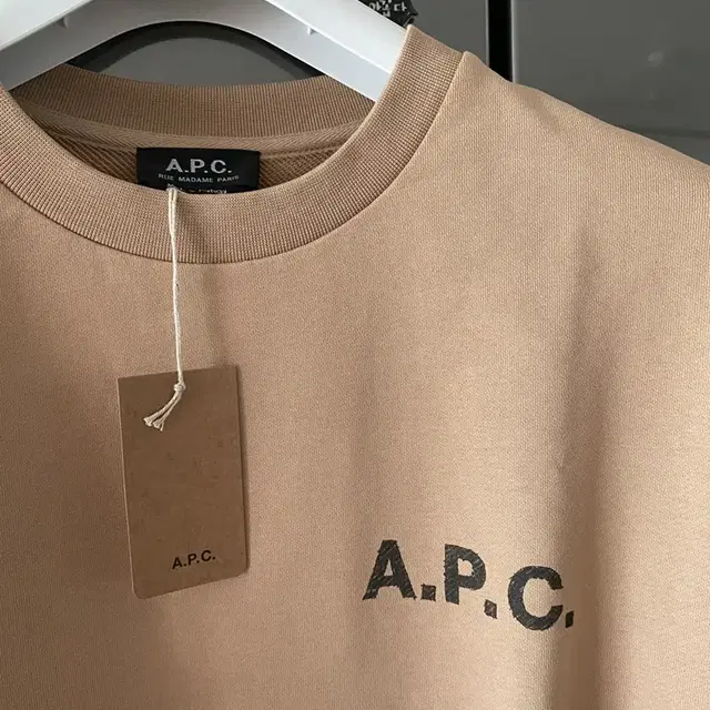 (XXL) APC 로고 프린트 맨투맨 베이지