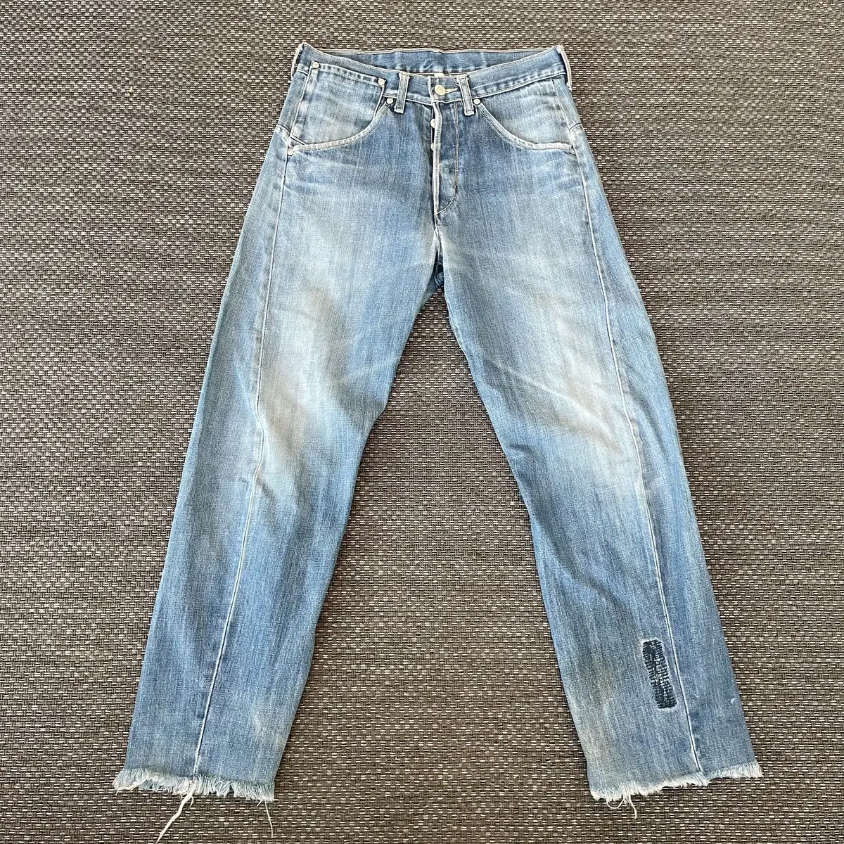 (30) Levi's Engineered Mid-Blue Hem Pointed Denim Pants