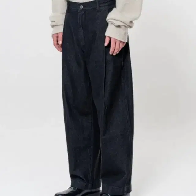 비슬로우 WIDE FIT DEEP PLEATS DENIM PANTS BL