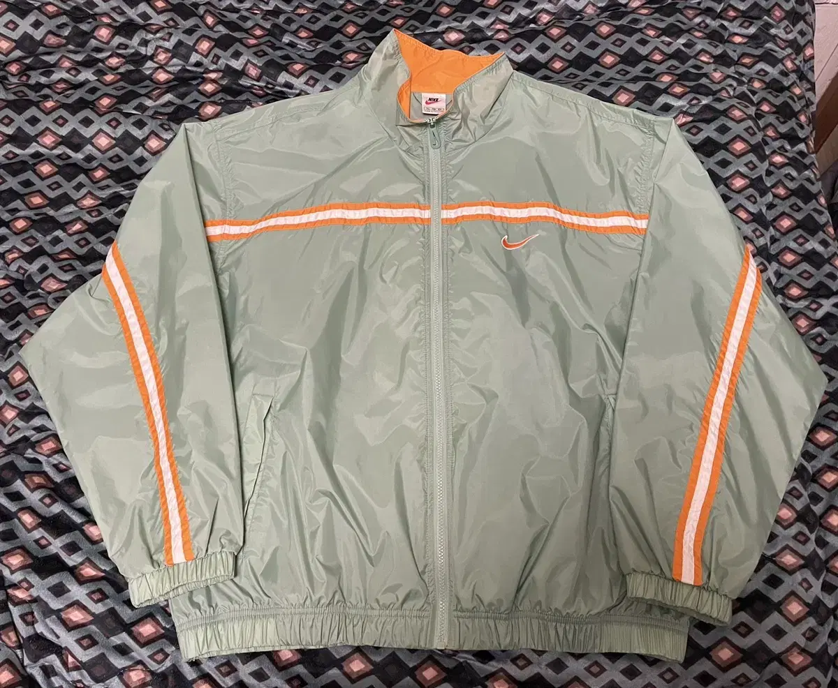 [Extremely Mint, Size XL] Nike 90s USA Big Swoosh Windbreaker