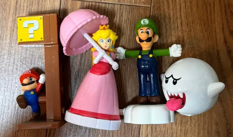 Bulk of 4 Super Mario Happy Meal Figures