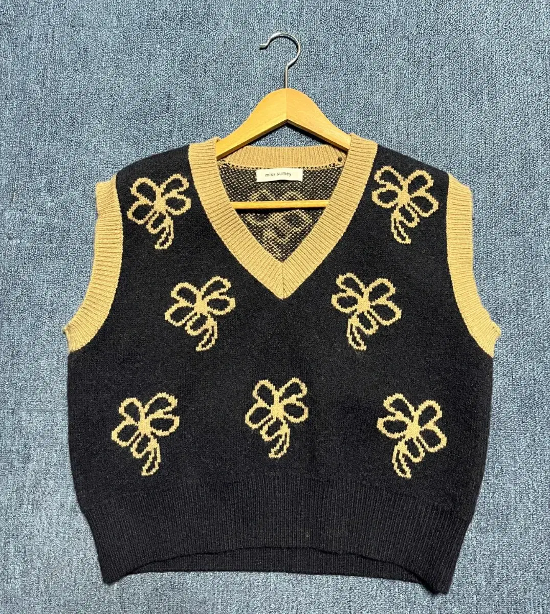 Unisex knit vest