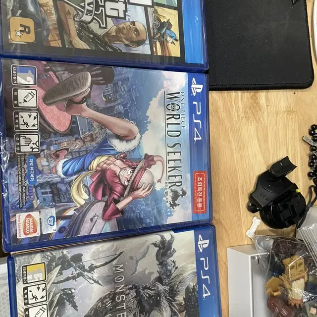 ps4 타이틀 새것 gta5,원피스 월드시커. 중고 몬헌