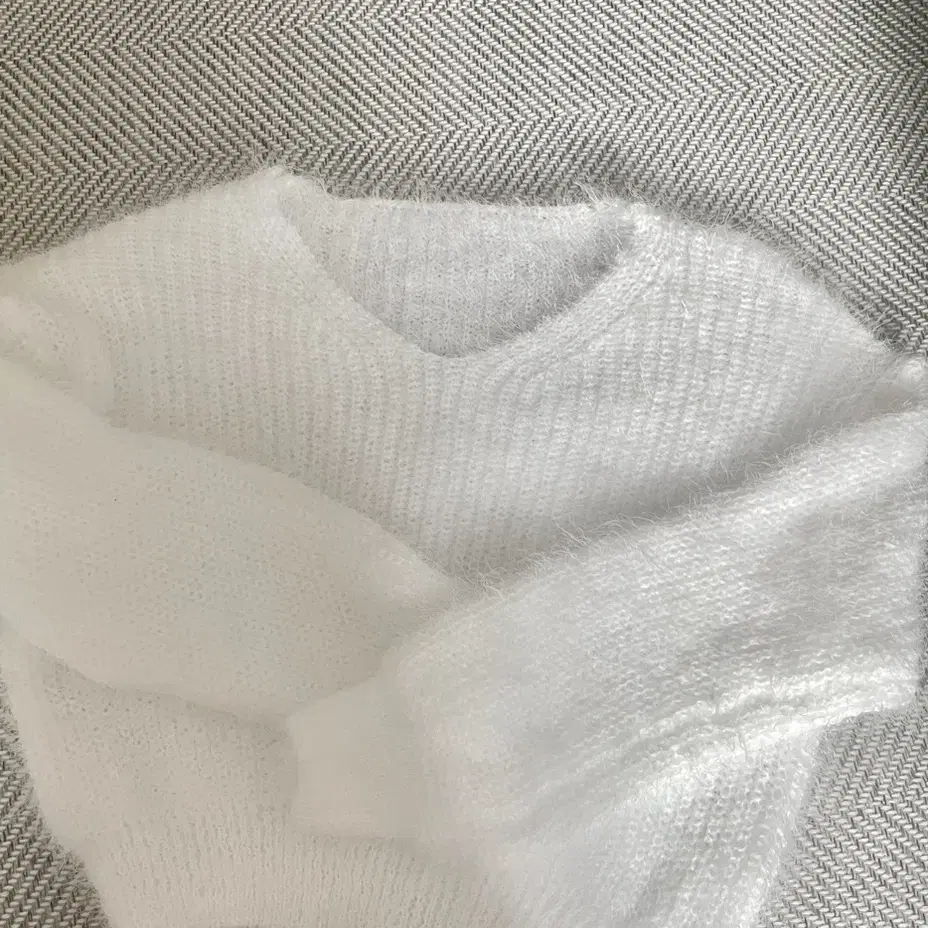 이네기 플러피 브이넥 니트 화이트 Fluffy V-neck Knit