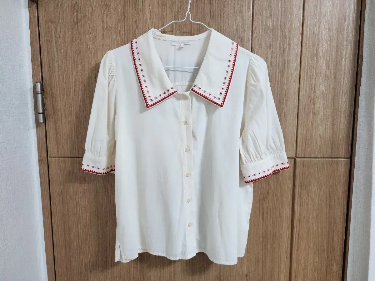 (55)Women's Plastic Island kara Sleeve Embroidered Short Sleeve Blouse