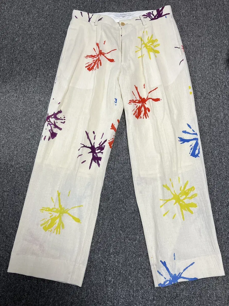 사스콰치 패브릭스 FLOWER DYES SLACKS (OFF WHITE)