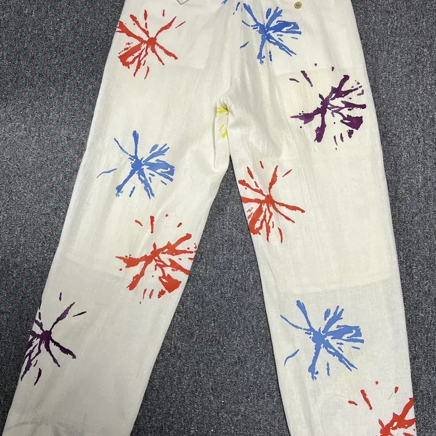 사스콰치 패브릭스 FLOWER DYES SLACKS (OFF WHITE)