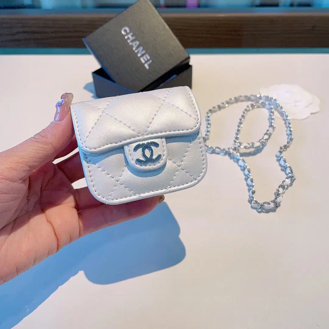 샤넬 CHANEL 클래식 퀼팅 범용 이어폰 파우치 화이트