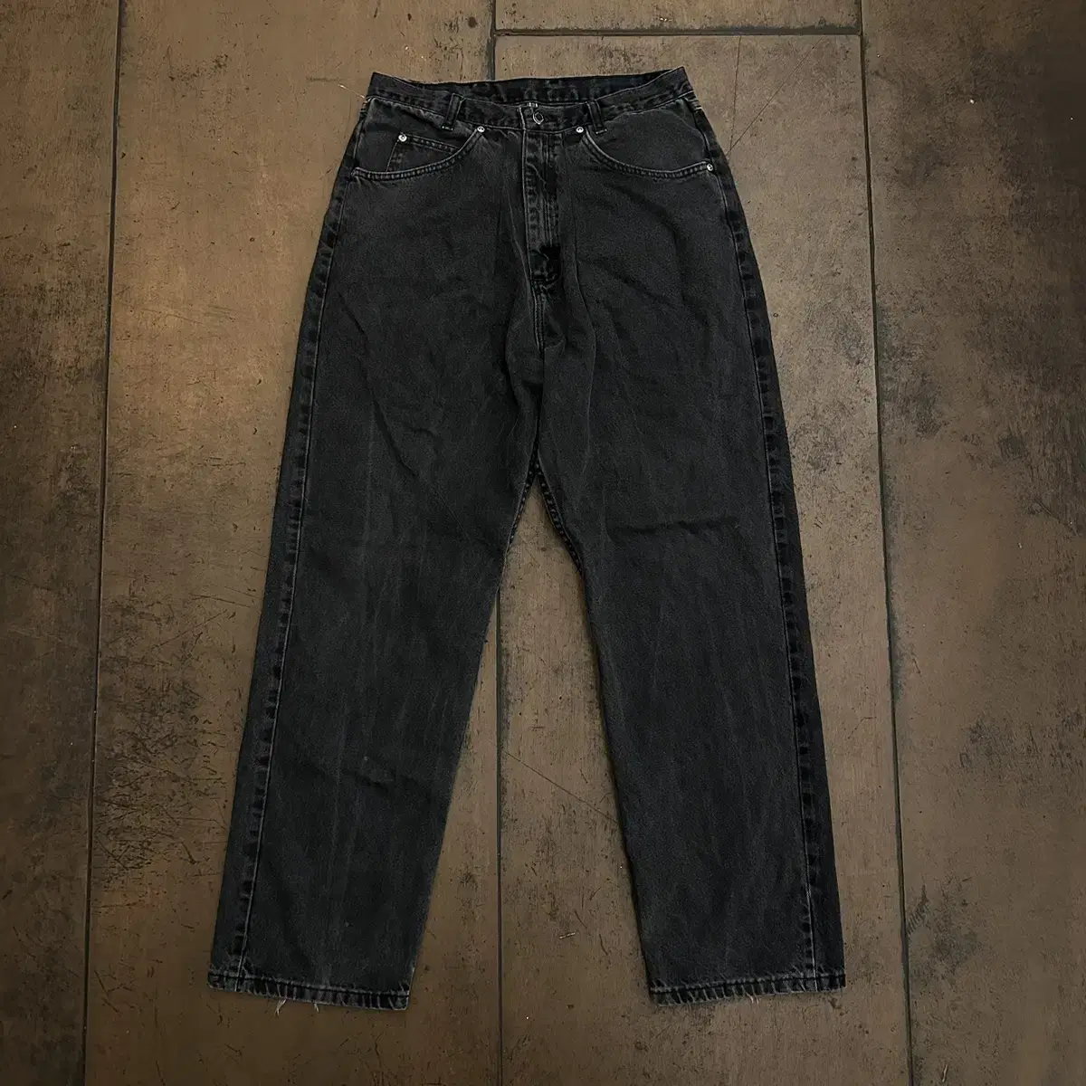 [size 30] Wrangler Wide Fit Ebony