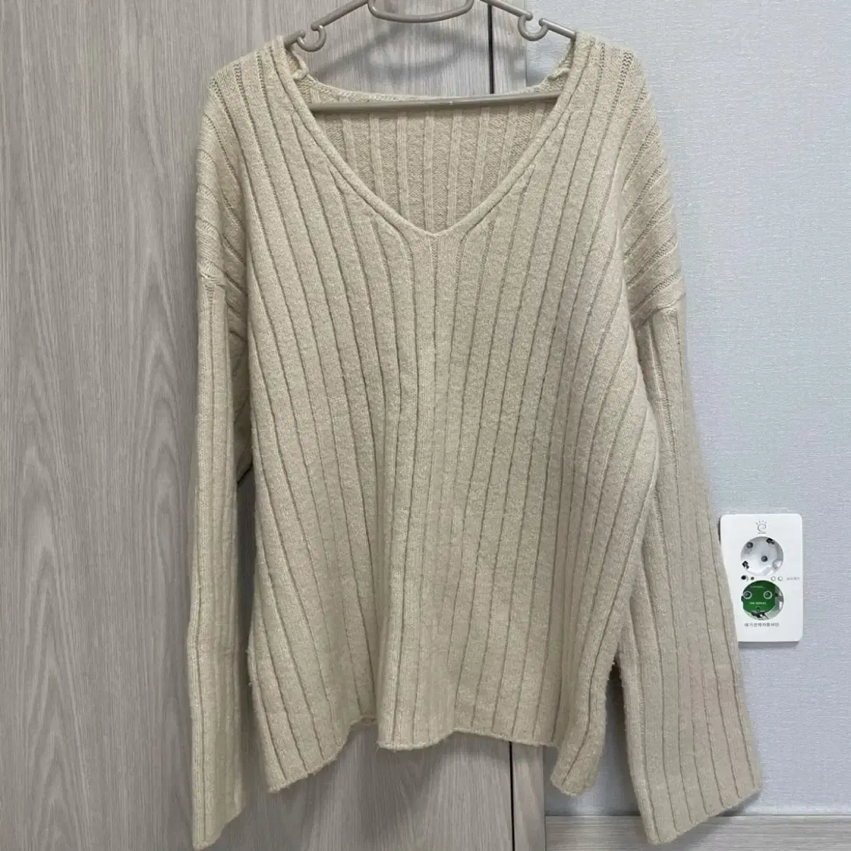 Women's V-neck knit