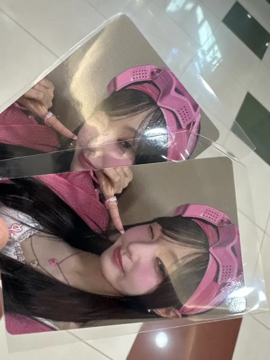 Woo!ah! nayeon sells gongbang photocards