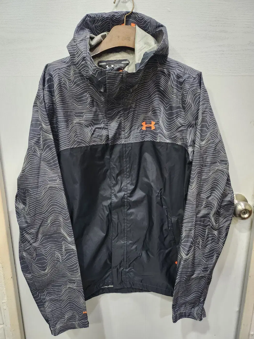 MD/M size )) UNDER ARMOUR Windbreaker jumper!