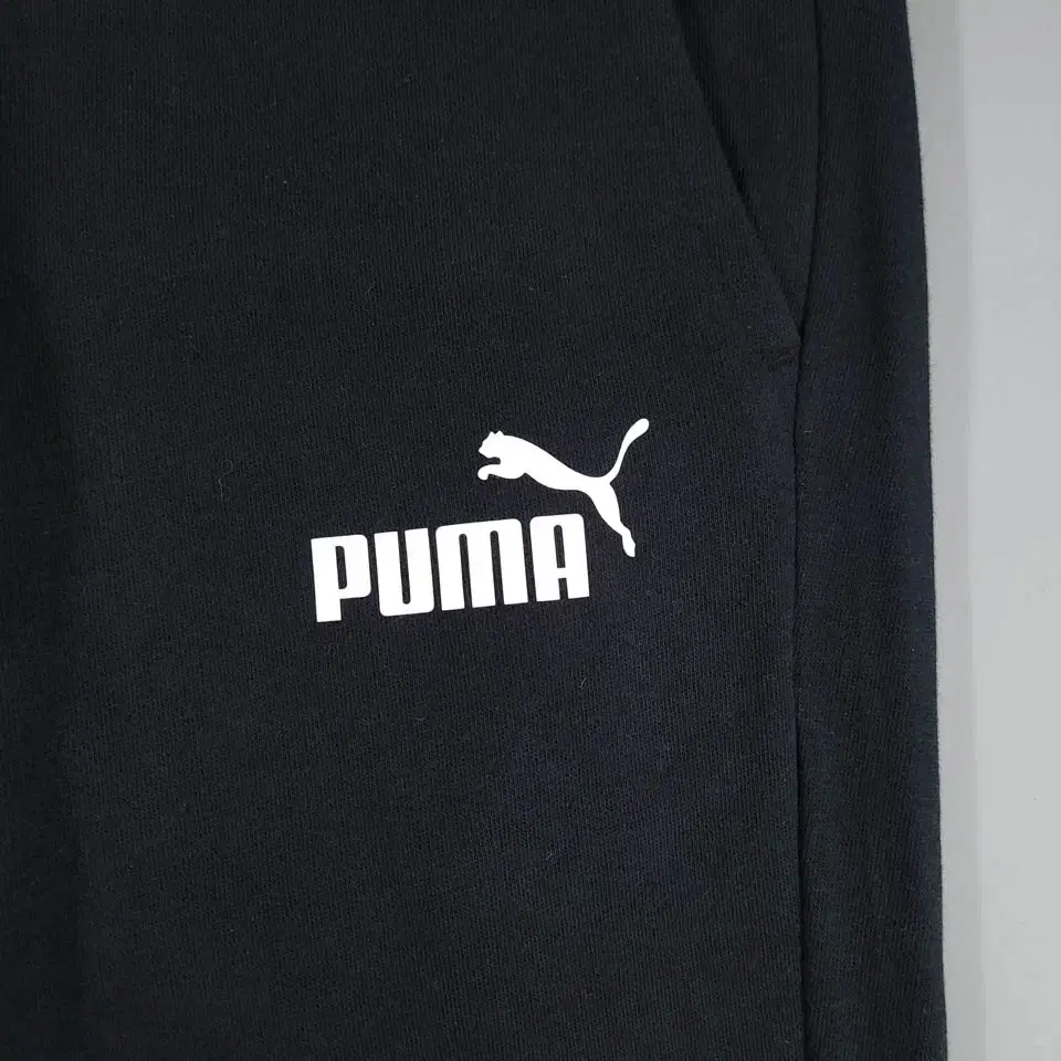 PUMA 퓨마 푸마 피그먼트 블랙 화이트 로고자수 코튼혼방 밴딩 스웻팬츠