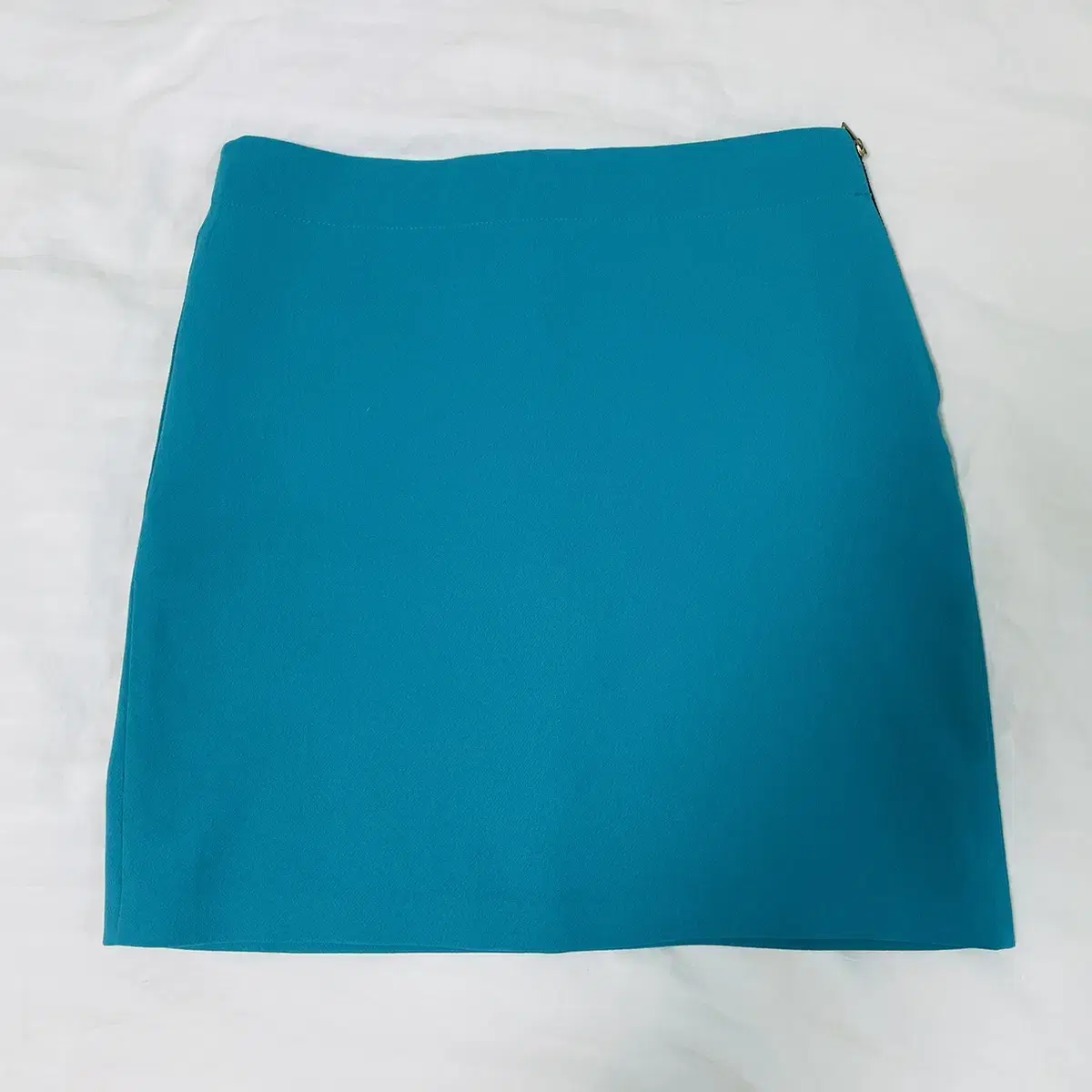 Mint-colored miniskirt (fresh and perfect for Bom Yeoreum)