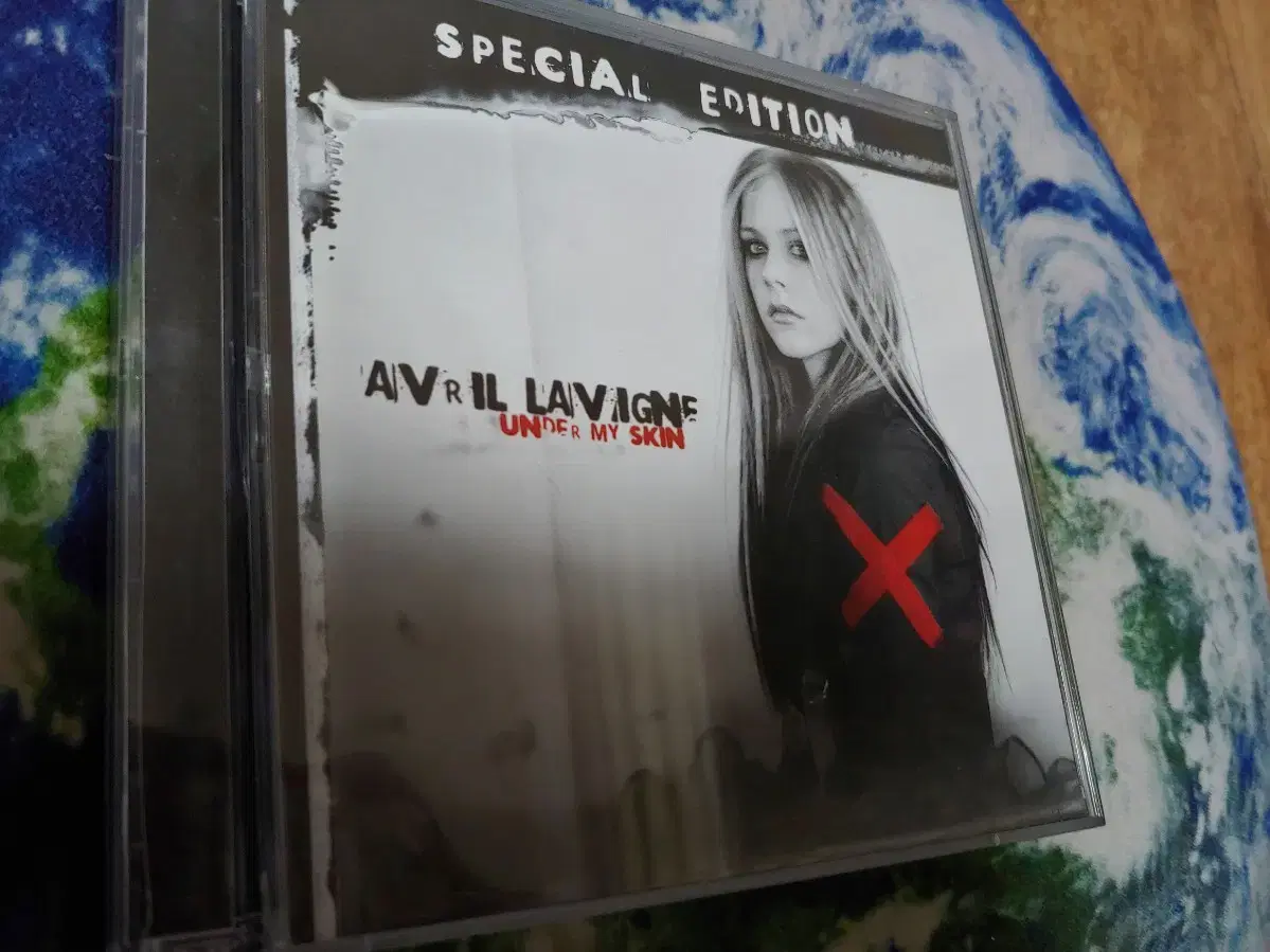 에이브릴 라빈 Avril Lavigne 2집 대만반 라이브트랙+DVD