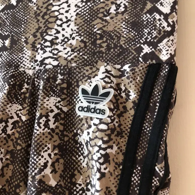 Vintage Adidas python skin short leggi