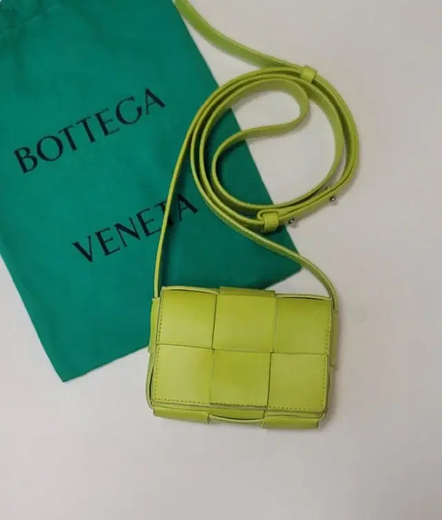 [정품] 보테가 베네타 BottegaVeneta 미니 카세트 에시드키위