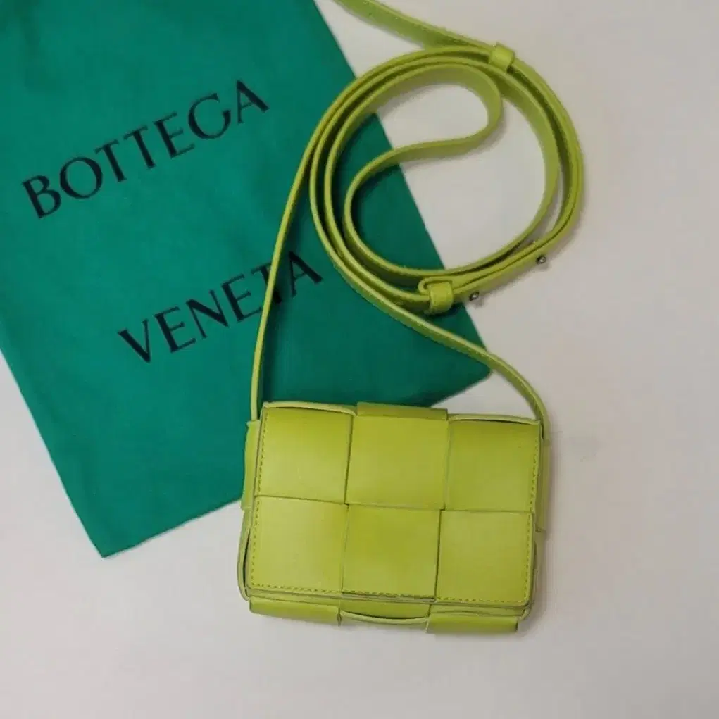 [정품] 보테가 베네타 BottegaVeneta 미니 카세트 에시드키위