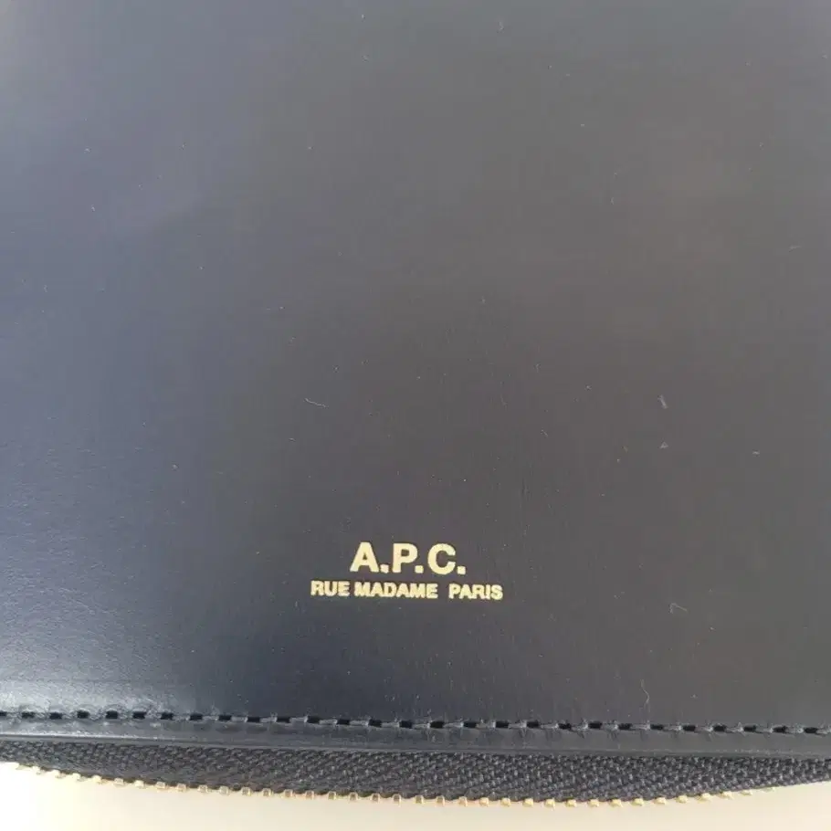 A.P.C. 꼼빠뇽 장지갑 팝니다