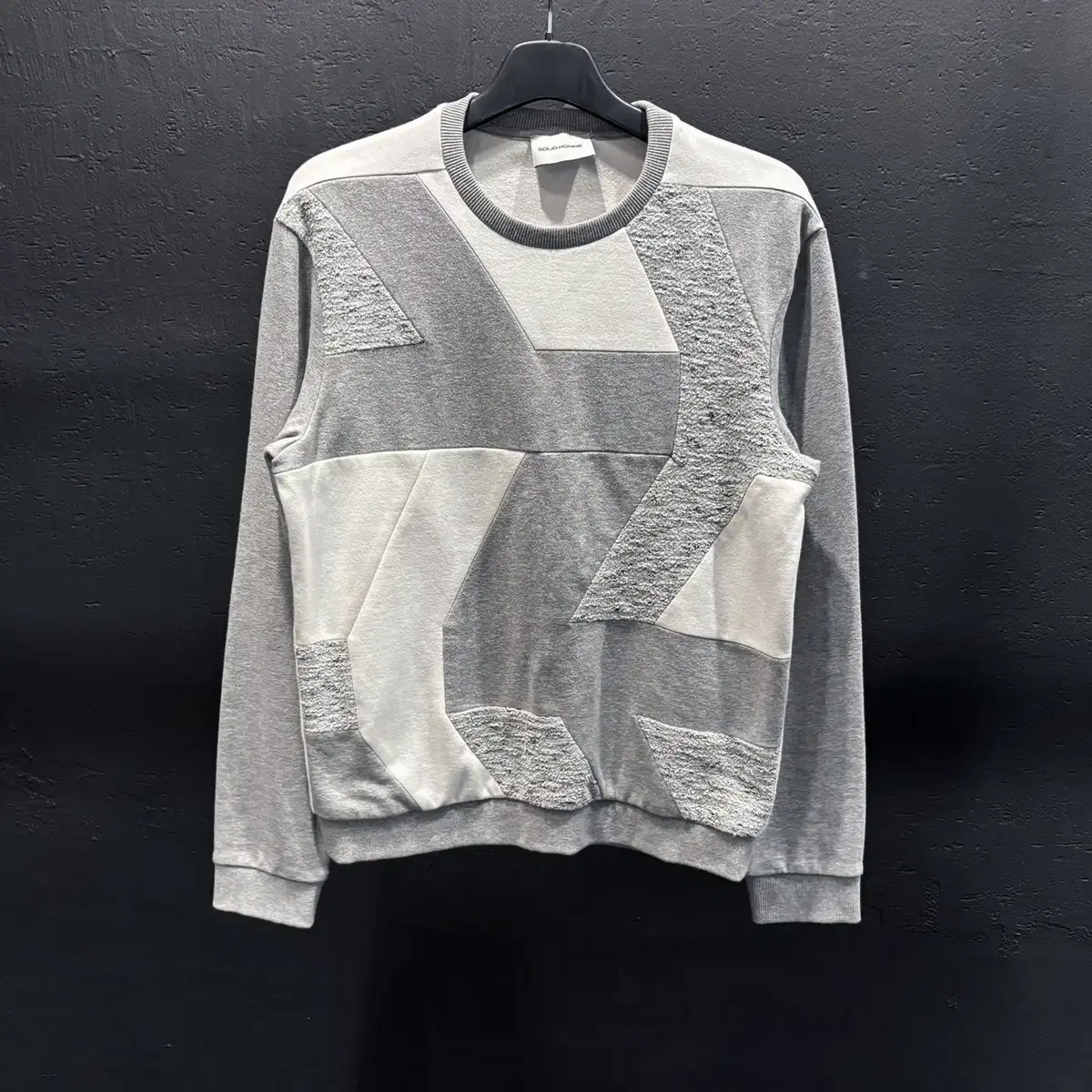 Solid homme gray color scheme geometric pattern detail long sleeve round neck top