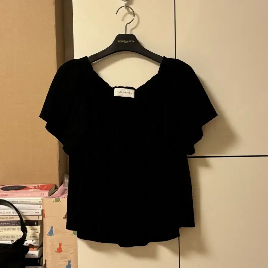 킨더살몬 wavy smoked blouse black