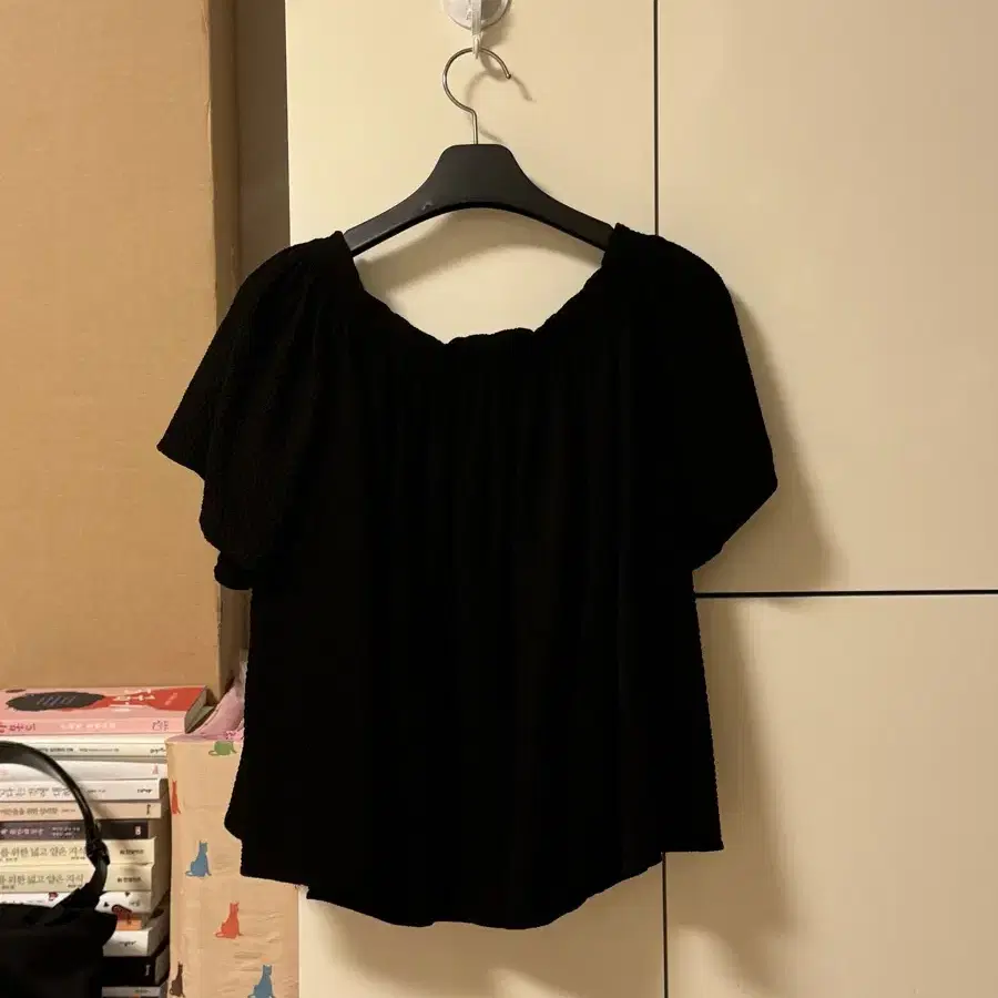 킨더살몬 wavy smoked blouse black