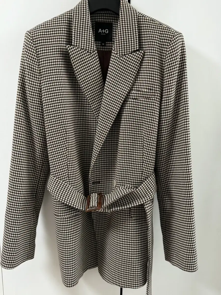 One-button checkered belted V-neck jacket