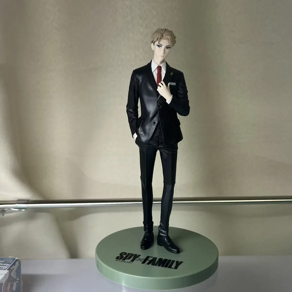 SPY FAMILY Lloyd Suit Figure - Dusk Spy Plaque