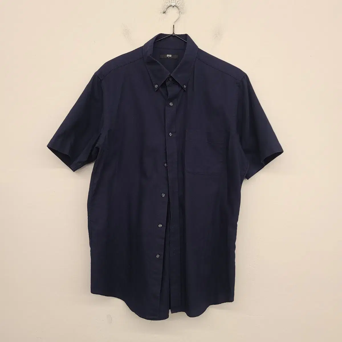 [100/L] Uniqlo empty sleeve shirt for sale.