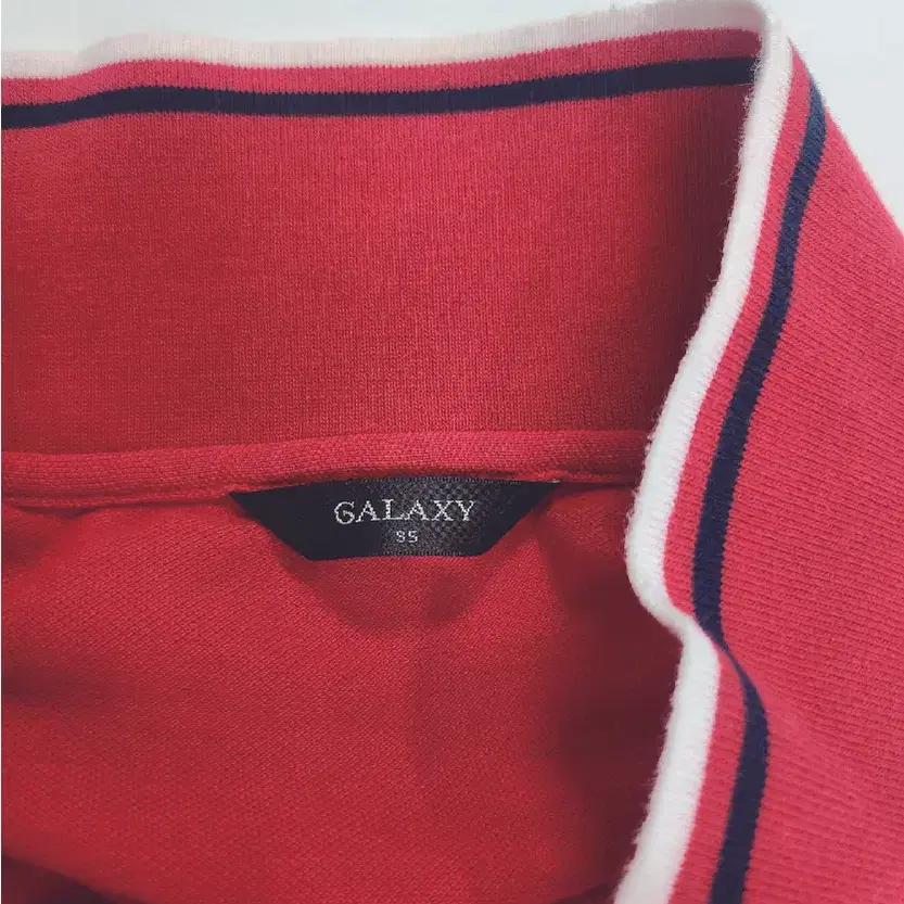 갤럭시(GALAXY) 레드 카라 반팔 티셔츠