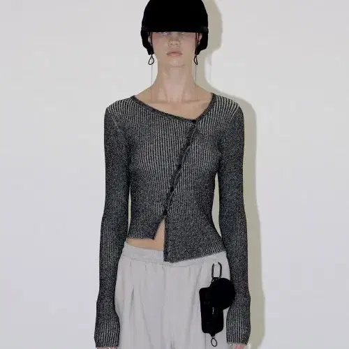 DIAGONAL BUTTON CARDIGAN (black)