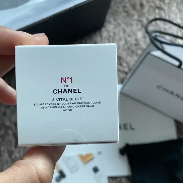 N1 DE CHANEL 레드 까멜리아 립 앤 치크 밤(바이탈베쥬)