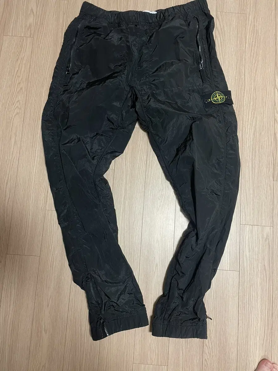 [L] 18FW Stone Island Nylon and Metal Pants Black